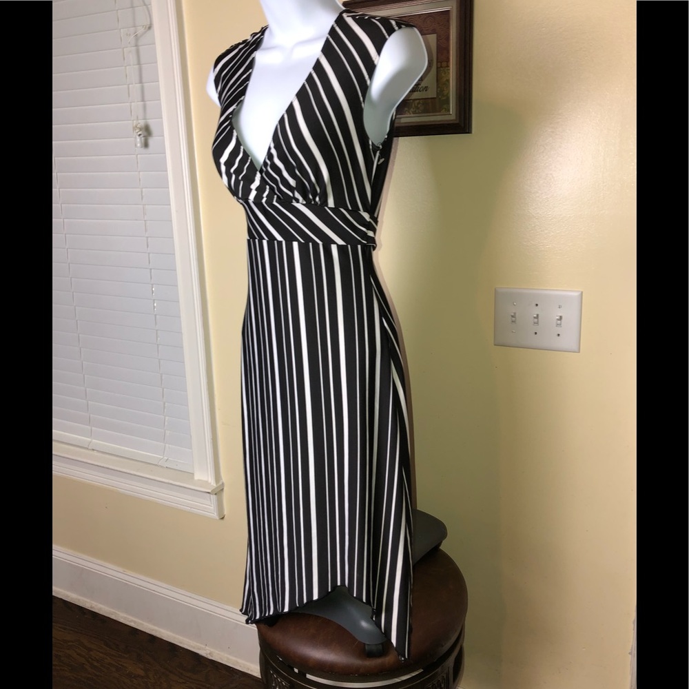 👗Black White PinStriped Sleeveless Dress - Picture 5 of 7